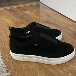 K.cobler skor i mocka - Stilrena svarta sneakers från k.cobler med ovandel i mjuk mocka. Använd endast EN gång! Dem har dessutom ett skyddande medel på sig för att förhindra vatten, smuts och förstöra materialet. 🫶🏼nypris: 1300kr