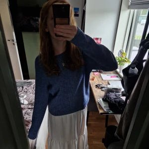 Blå stickad tröja från Vero Moda - Mysig blå stickad tröja från Vero Moda i storlek S. Tröjan har en rund halsringning, långa ärmar och en lätt melerad look. Perfekt att slänga på sig när det är kyligt ute. Enkel och stilren design som funkar till det mesta. Lite nopprig, se bild men annars i bra skick💕