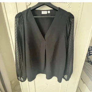 Blus - Gullig blus från Vila som ej kommer till användning. Har använts endast ett fåtal gånger och är i väldigt fint skick💗