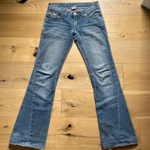 True Religion bootcut jeans blå, stl 29 - Säljer ett par blå bootcut jeans från True Religion! Jeansen har låg midja och är i storlek 29 vilket motsvarar en S! Köpte här på Plick men var tyvärr alldeles för små, säljer därför vidare! Jeansen är i perfekt skick förutom lite slitningar vid hälarna, men inget man tänker på🌸Skriv vid frågor! Pris kan diskuteras!                                               Midjemått: 38cm x2             Innerbenslängd: 82cm