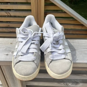 Gråa Adidas campus - Snygga Adidas campus skor, i bra skick som säljs pga för små! Köptes i maj 2024, användes tills höst samma år!❤️❤️ ( köparen står för frakt)❤️