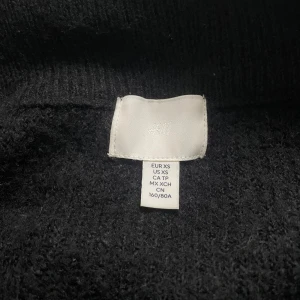Svart off shoulder stickad tröja  - En svart axellös tröja, perfekt till hösten eller att matcha till en kjol en svalare sommardag🌟använd ett fåtal gånger