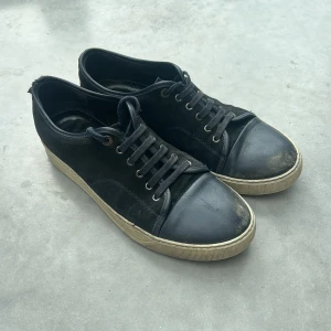Lanvin skor - Mörkblåa Lanvin skor i size UK 8, (stl. 42) men stora i storleken, så passar 43. Dom är användna som man kan se på bilderna, därför de sänkta priset. Box samt nya skosnören följer med. Skriv för mer frågor!