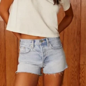 Ljusblå jeansshorts från Denim Forum - Ljusblå denim shorts från Aritzia / Denim Forum. Modell yoko short. Storlek 29. Inga bilder på (för små). Nypris är ca 700kr. De är i endast provade