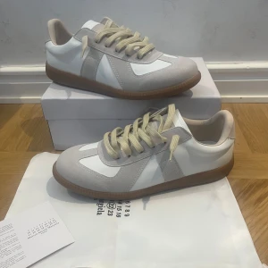 Maison margiela st 44 - Ett par fina maison margiela skor i storlek 44 men passar 43 bättre, skick är 8/10 behöver bland annat tvättas. Annars skickas de med lådan och dustbag. Skriv vid någon fundering