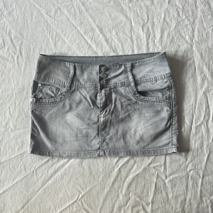 Jeanskjol - Bra skick! Urtvättad (materialet tunnare) mått: midjemått rakt över 41-46 stretch längd ca 31cm❤️