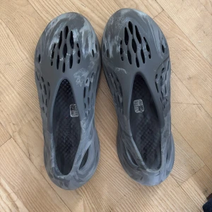 Adidas Yeezy Foam Runner grå - Säljer ett par Adidas Yeezy Foam Runner i grått med marmorerat mönster. Skorna har en futuristisk design med många ventilerande hål och är tillverkade i lätt syntetmaterial. Perfekta för dig som vill sticka ut med en unik och bekväm look. Pris går att diskutera om ni bor i Stockholm adda min snap melito_siri 