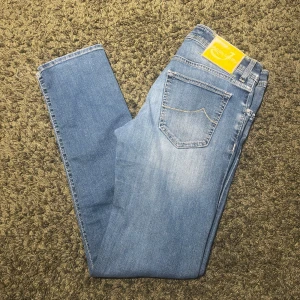 Jacob Cohen Jeans - Säljer dessa Jacob cohens jeans då dom tyvärr inte kommer till användning längre, Dom är av modellen 622 vilket är slim. Nypris ≈5000 mitt pris 799, pris ej hugget i sten.