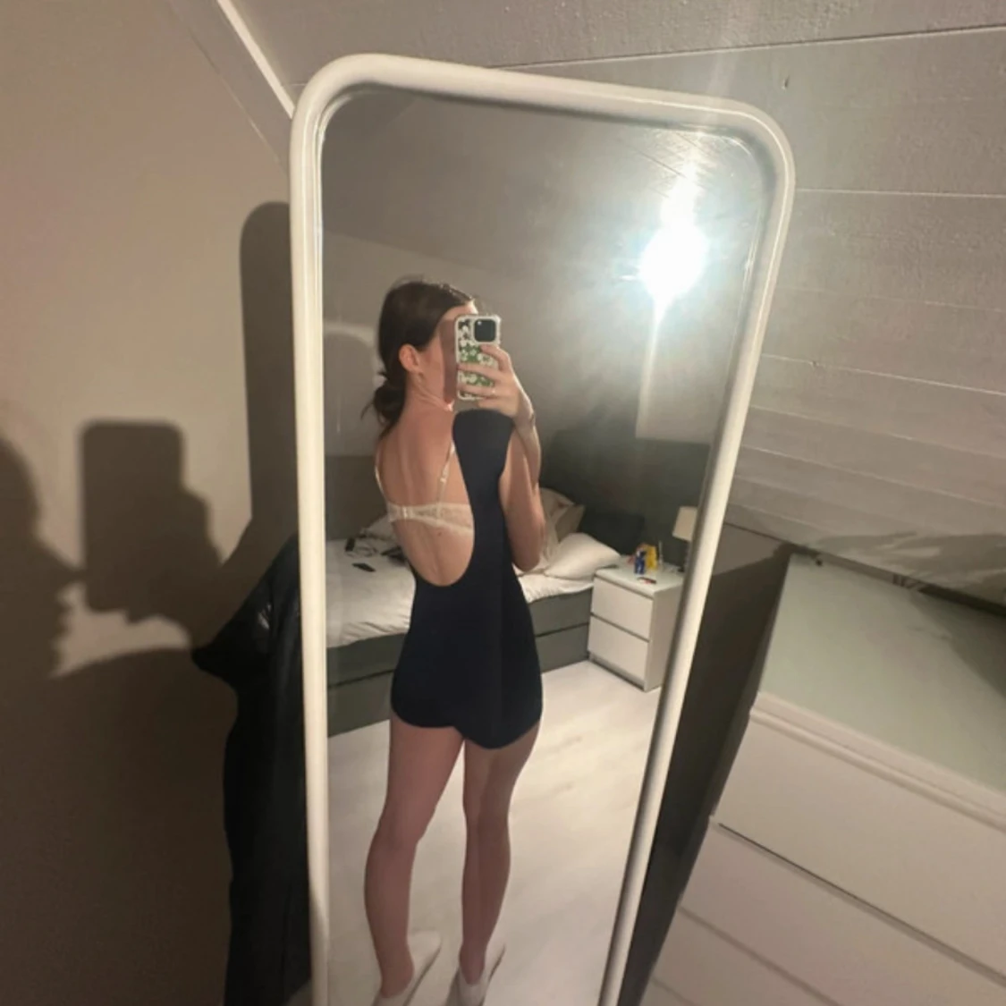 Mörkblå body med shorts med öppen rygg - 1