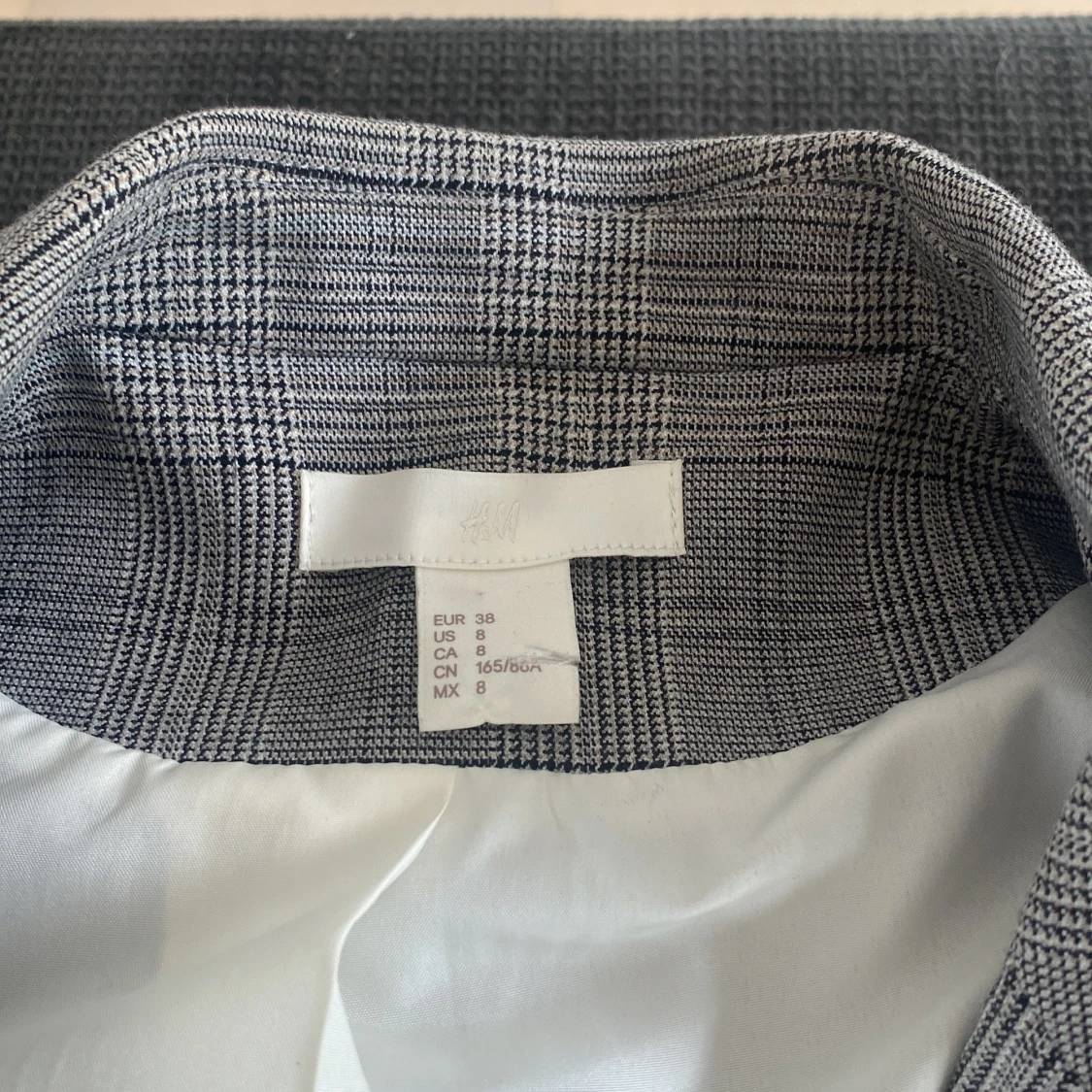 Grå rutig kavaj från H&M, stl 38 - 1