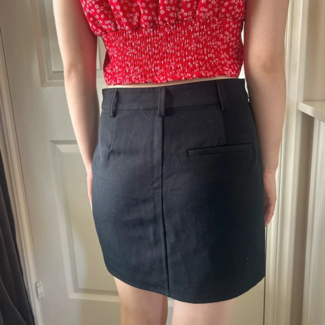 Svart kortkjol med bälteshällor - 1