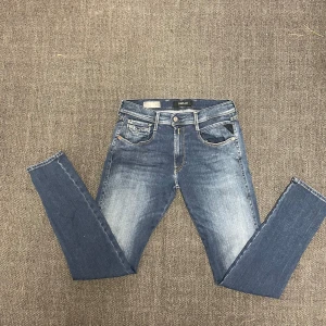 Replay anbass - Tja, säljer nu dessa feta replay anbass hyperflex jeans i storleken W32 L32, dem passar någon som är runt 180cm, jeansen har en jätte snygg fade och passar jätte bra nu på sommaren. Priset kan självklart diskuteras.