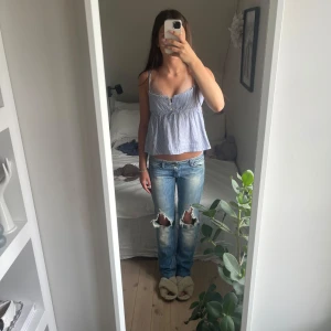 Low waist bootcut jeans med hål - Svin snygga låg midjade utsvängda jeans med hål. Köpt på plick. Finns inga lappar men jag är 169 för referens och skulle säga att de passar xs/s. Kan kolla måtten om man är intresserad!