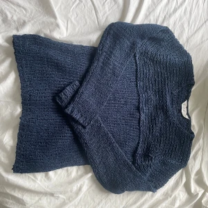 Stickad tröja - Gullig stickad tröjan som är perfekt att ha under lite kallare väder! Aldrig använd, köp nu går bra eller skriv om du har frågor!🩷🩷