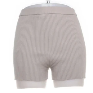 Beige ribbade cykelbyxor - Snygga beige ribbade cykelbyxor med ribbad struktur och hög midja. De är stretchiga och sitter tajt, perfekta för en chill outfit.