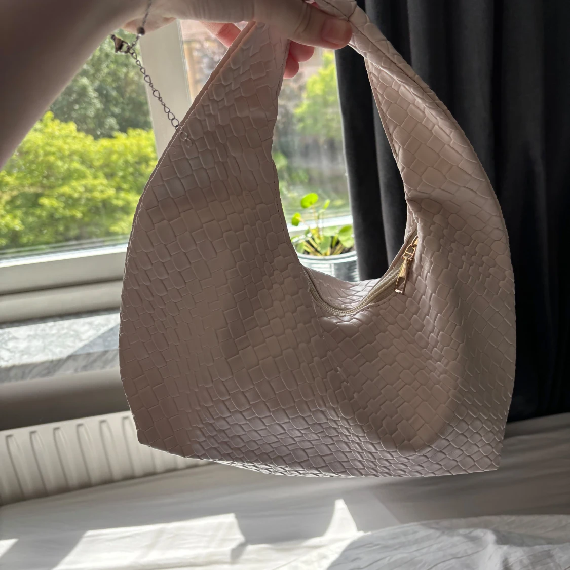 Ljusbeige axelväska med struktur - 1