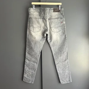 Replay jeans - - Mycket fint skick, inga defekter men lite skrynkliga. Nypris ca 2000kr. Storlek W31, passar dig som är mellan 175-185cm ungefär. Mått finns på sista bilderna. Skriv för mer information!🤝 