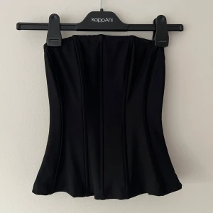 Svart korsett - Svart bandeau korsett med dragkedja i ryggen som man stänger, använd 2 gånger💋