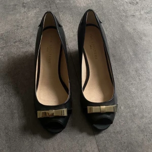 Kilklackar Ida Sjöstedt - Så fina klackar ifrån ida sjöstedt. Endast testade då dom tyvärr var för stora. Det följer även med en kartong och dustbag! Storlek 37