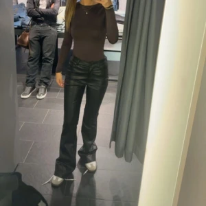 Skinnbyxor - Trendiga skinnbyxor, ej lågmidjade,  ifrån New yorker som para har kommit till användning ett fåtal gånger! Innerbenslängd: 79cm, midjemått: 31cm+ strech. Har fått några smådefekter (kom privat)💕