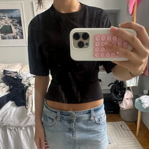 Populär topp - Eftertraktad topp från nelly med öppen rygg och knytning bak. Perfekt nu till sommarn elr krök😛💖👸🪭(Står storlek M på etiketten men passar mig med xs/s bra också)