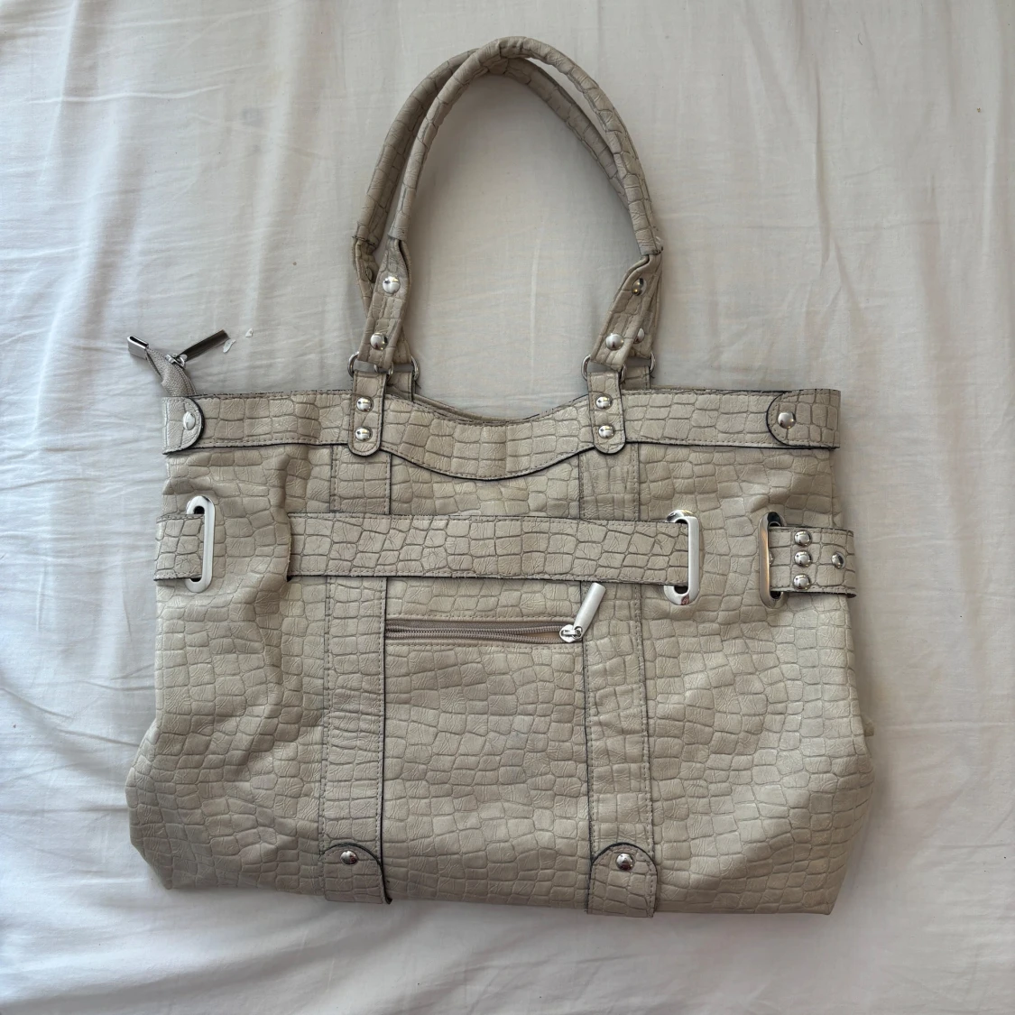 Beige handväska med krokopräglat mönster - 1