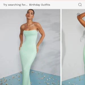 Mintgrön axelbandslös långklänning  - Superfin axelbandslös långklänning i mintgrönt med figurnära passform från Oh Polly! Klänningen har en glittrig yta och är helt ärmlös, perfekt för att sticka ut. Materialet känns syntetiskt och stretchigt. Snygg drapering upptill och slät siluett hela vägen ner. Klänningen är i storlek US 6/UK 10. Har haft på mig denna klänning endast 1 gång och känner att jag ej har användning av den mer. Original priset är 1300Kr