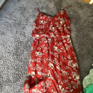 Mönstrad röd klänning - Jättefin klänning från veromoda! Innetyget är ett skönt tyg som inte skaver! En lite kortare klänning men fortfarande jättesnygg! Oanvänd