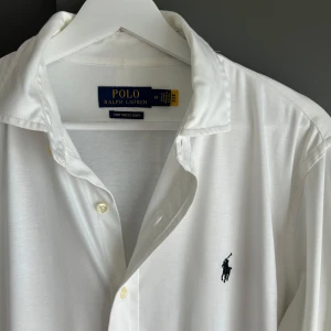 Ralph lauren skjorta nyskick - - Mycket fint skick, inga defekter. Nypris ca 3000kr. Storlek M slim fit, passar sig som är 178-188cm ungefär. Skriv för mer information!🤝