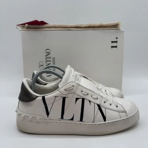 VALENTINO SNEAKERS - Valentino  sneakers - Skick: 9/10 - Storlek 36,5 sitter som 37 - Tillbehör: Inegt utöver skorna - Nypris 7700kr - deluxecloset 