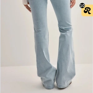 Nelly lågmidjade jeans  - Slitna längst ned då jag trampat på dom 
