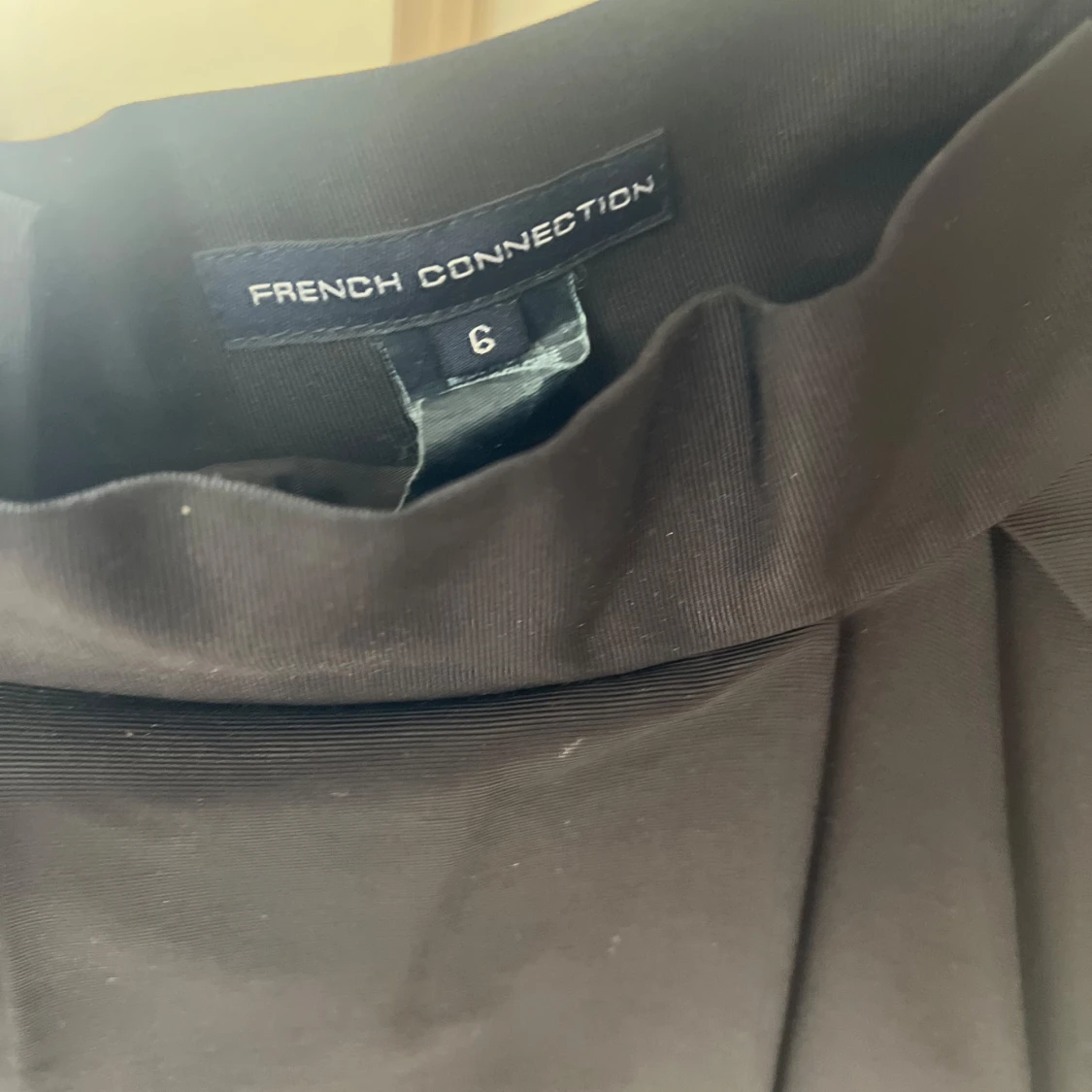 Svart kortkjol från French Connection - 2