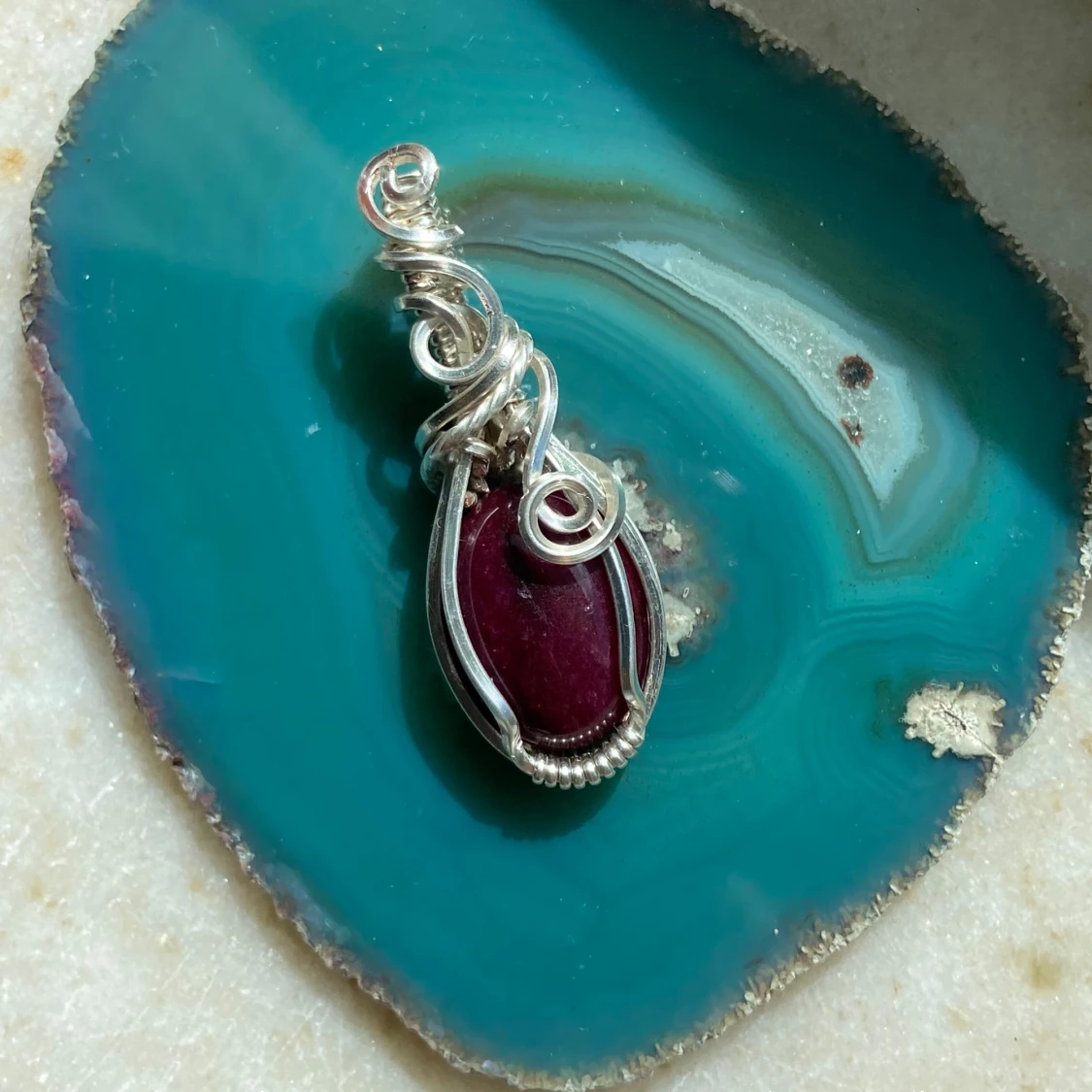 Handgjort halsband med vinröd sten