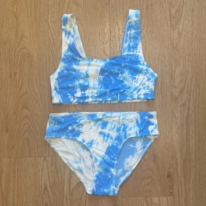 Blåvit batikbikini från Lindex, storlek 170 - Snygg bikini från Lindex i blått och vitt batikmönster. Endast testad, aldrig använd. 