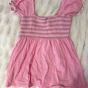 Rosa babydoll topp med spets - Söt rosa babydoll topp med fina mönster och söta puffärmar, den är i storlek M men passar mer S skulle jag säga! Funkar även på mig som bär xs🍓 öppen för rimliga prisförslag 