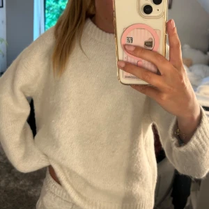 Vit stickad tröja  - Mysig vit stickad tröja från Zara💕💕storlek S men passar storlek xs då ärmarna är något korta 