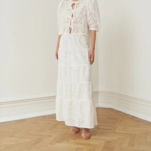 Twist&Tango kjol - En vit lång kjol från årets kollektion för Twist&Tango. Storlek 36 men kan nog även passa en 34. Slutsåld storlek på hemsidan, nypris 2299:-  Endast använd en gång, pris kan diskuteras 🩷