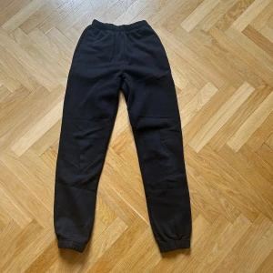 Svarta mjukisbyxor från Gina Tricot XS - Svarta mjukisbyxor från Gina Tricot i storlek XS. Byxorna har resår i midjan och vid bensluten för en skön och avslappnad passform. Tillverkade i mjukt material som passar perfekt för chill dagar eller när du vill vara bekväm.