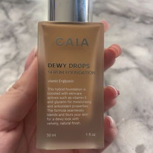 CAIA Dewy Drops Foundation 30W - CAIA Dewy Drops Serum Foundation i nyansen 30W. Ger en naturlig, glowig finish med medium täckning. Innehåller vitamin E och glycerin för återfuktning. Kommer i en frostad glasflaska med silvrig pump. Perfekt för dig som vill ha en fräsch och återfuktad look. Endast testad 💓