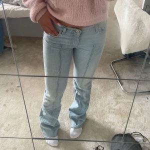 Ljusblå bootcut jeans från Filippa K - Säljer mina sjukt snygga Filippa k jeans i strl 27, då de tyvärr blivit lite tajta för mig. Köpta för 2400 på nk. Är helt slutsålda och knappt använda då de var lite små redan när ja fick dom