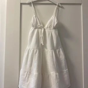 Vit sommarklänning från FB Sister - Fin klänning som endast är använd en gång, är i xxs men passar även xs, endast använd en gång💓