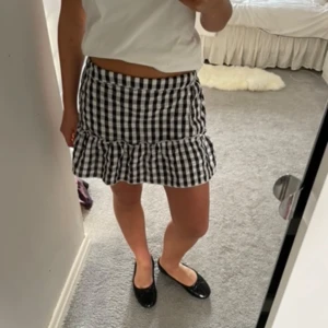 Rutig volangkjol - Supersöt rutig volangkjol!! Storlek S💝