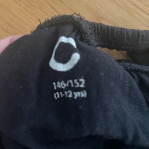 Svart offshoulder topp med volang - Svart offshoulder topp från Cubus i mjuk bomull. Toppen har en bred volang runt axlarna som ger en snygg och trendig look. Perfekt för dig som gillar en enkel men ändå cool stil. Passar dig som vill ha något bekvämt och stilrent.