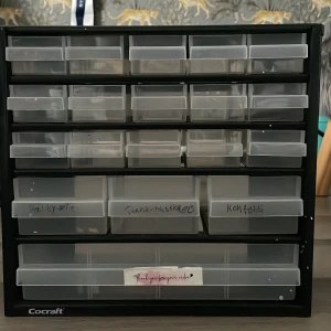 Förvaringslåda! - Säljer denna förvaringslåda som jag har haft mina smycken i , kan avändas till vad som hälst !(kommer ta bort den svarta texten på lådorna ) Pris 80kr