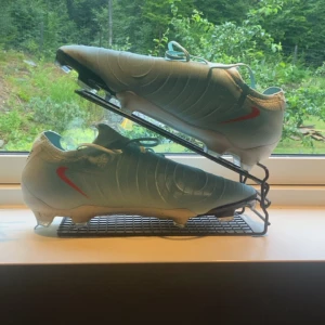 Nike Phantom GX Pro fotbollsskor/Blå - Säljer mina Nike Phantom GX Pro fotbollsskor, använda 3 gånger, finns tecken på att dem är använda (En gräsfläck), men annars inga slitningar, skavanker, hål osv. Mitt pris: 900, Nypris: 1500