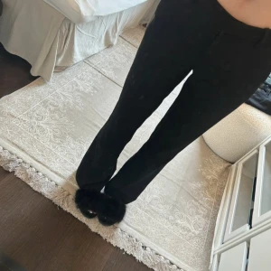 Svarta bootcut byxor - Säljer ett par svarta kostymbyxor med bootcut-snitt. De har en klassisk passform med lätt utsvängda ben och sitter snyggt i midjan. 