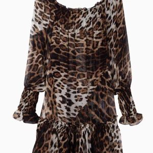 Roberto Cavalli klänning 2007 - Roberto Cavalli  x H&M designer klänning i leopardmönster, kollektion 2007. Begränsad upplaga. Klänningen har långa ärmar, volangdetaljer nertill och är gjord i ett lätt, transparent material. Mycket bra skick!