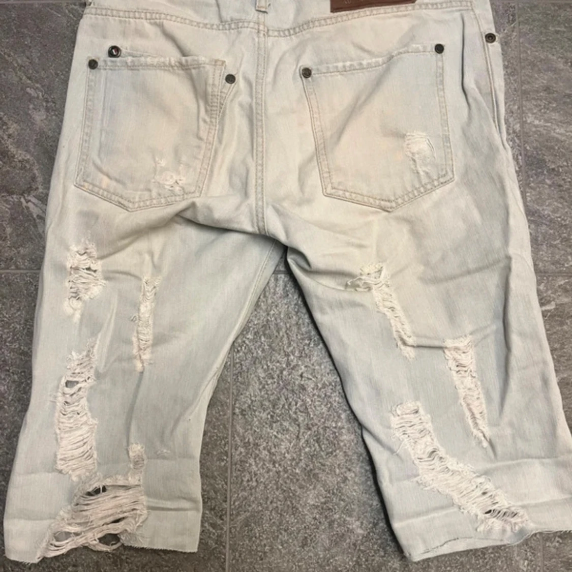 Slitna jeansskjorts  - 1