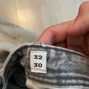 Grå jeans från Jack & Jones, 32/30 - Säljer ett par grå jeans från Jack & Jones i klassisk femficksmodell. Jeansen har raka ben, normal passform och snyggt tvättad finish. Perfekta för dig som gillar en stilren och enkel look. Materialet är mjukt och bekvämt jeans.