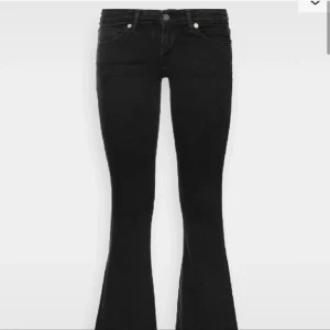 Svarta bootcut jeans med låg midja - Snygga svarta jeans med bootcut-modell och låg midja. Jeansen har klassisk femficksdesign och stängs med knapp och dragkedja. Perfekta för dig som gillar en tidlös och clean look med lite extra vidd nertill. Dessa fina jeans är från only!💗